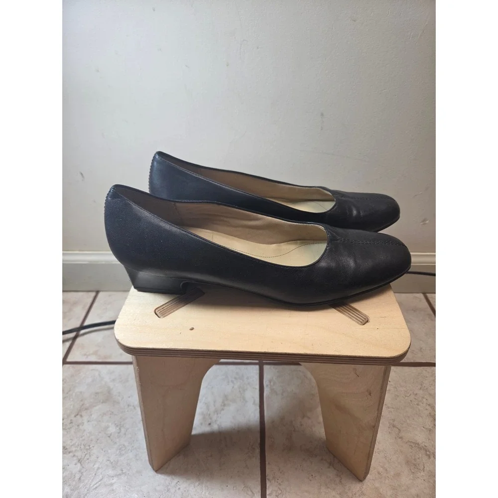 Trotters Black Leather Low Wedge Heel Pumps Almond Toe Size 10 N